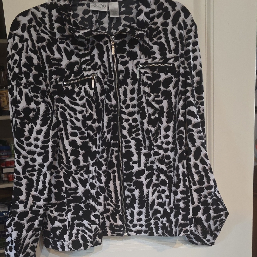 Stylish Black and White Patterned Blazer
